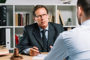 Victime d’un courtier malhonnête ? Vos recours expliqués en langage simple