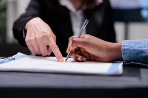 Avez-vous vraiment lu ce que vous avez signé ? Focus sur les contrats piégés dans les litiges financiers